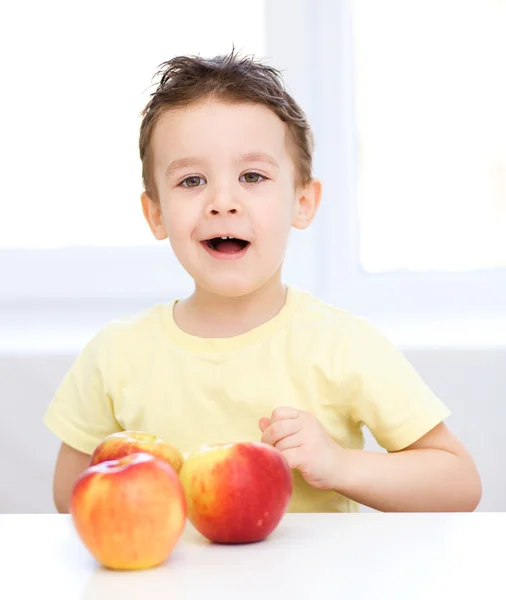 Porträt eines glücklichen kleinen Jungen mit Äpfeln — Stockfoto