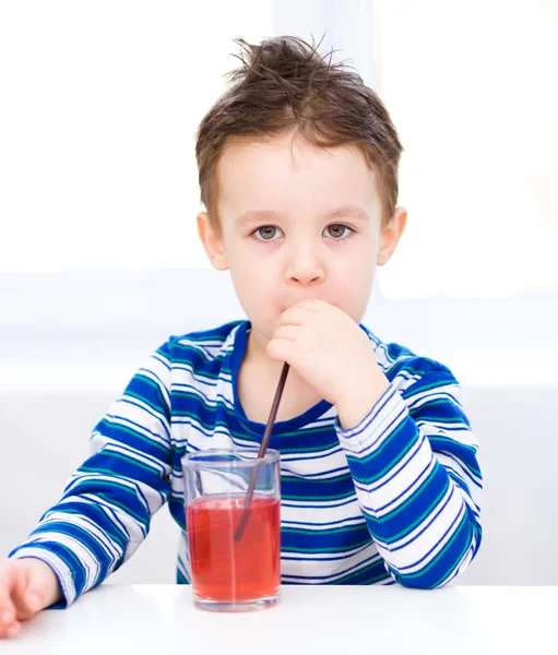 Malý chlapec s sklenici šťávy — Stock fotografie