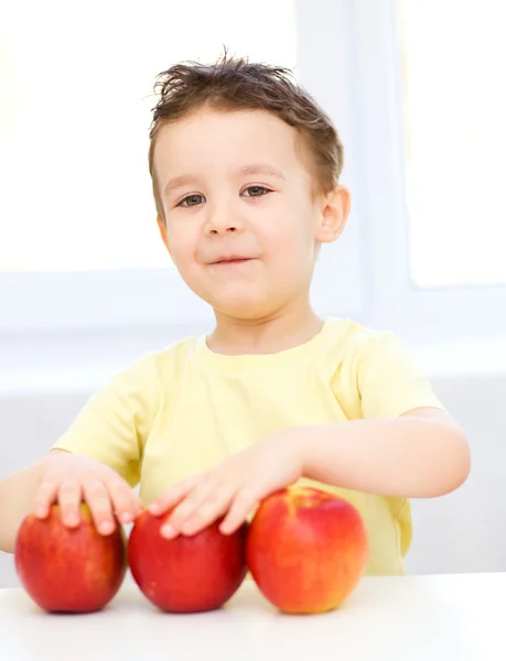 सेब के साथ एक खुश छोटे लड़के का चित्र — स्टॉक फ़ोटो, इमेज