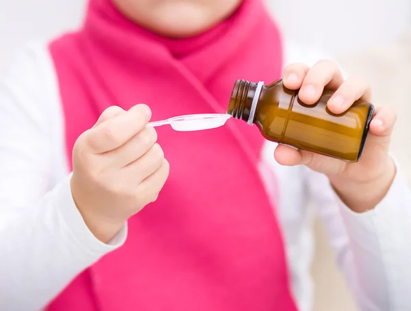 Mãos segurando xarope de cuidados de saúde medicina — Fotografia de Stock