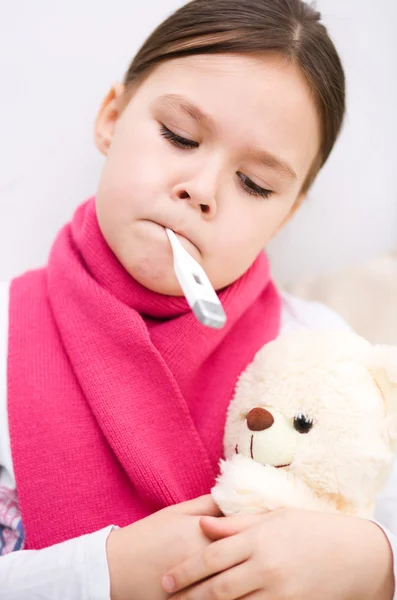 Petite fille avec thermomètre dans la bouche — Photo