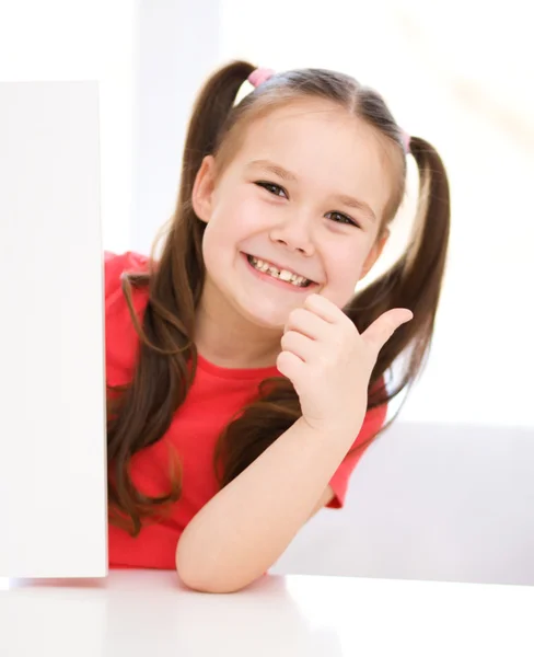 Cute girl is holding blank banner — Stock Photo, Image