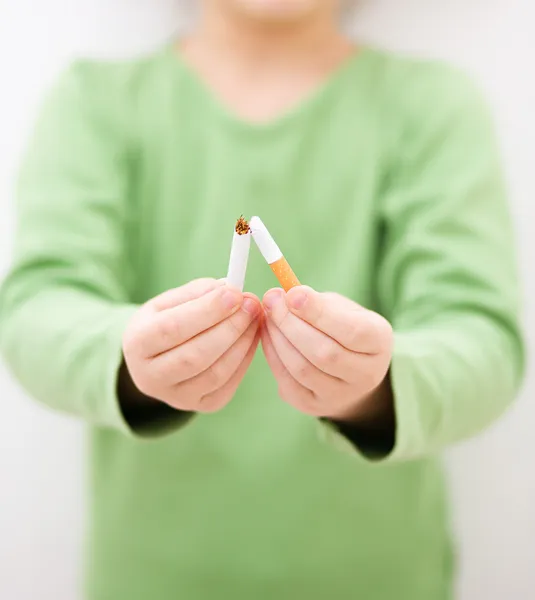 Jong meisje is het breken van een sigaret — Stockfoto