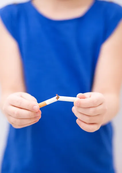 Jovem está quebrando um cigarro — Fotografia de Stock