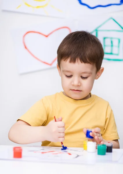 Ragazzino sta giocando con vernici — Foto Stock