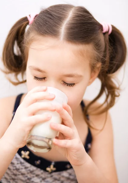 Liten flicka med ett glas mjölk — Stockfoto