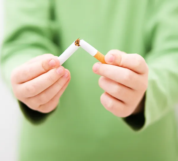 Jovem está quebrando um cigarro — Fotografia de Stock