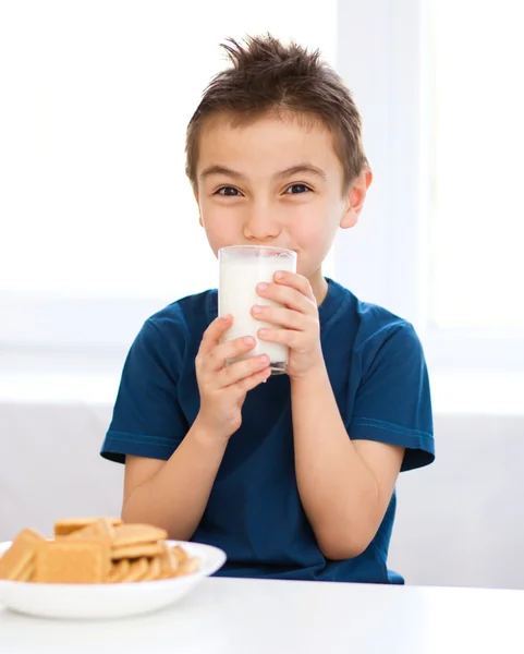 Schattige kleine jongen met een glas melk — Stockfoto