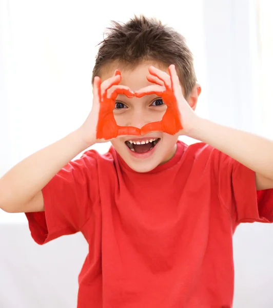 Portret van een schattige jongen spelen met verf — Stockfoto