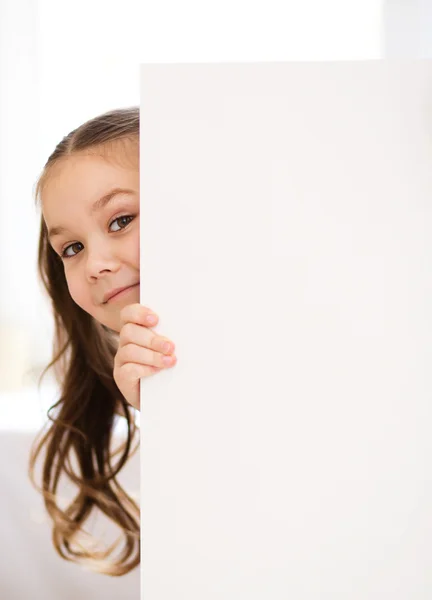 Linda chica está sosteniendo banner en blanco — Foto de Stock