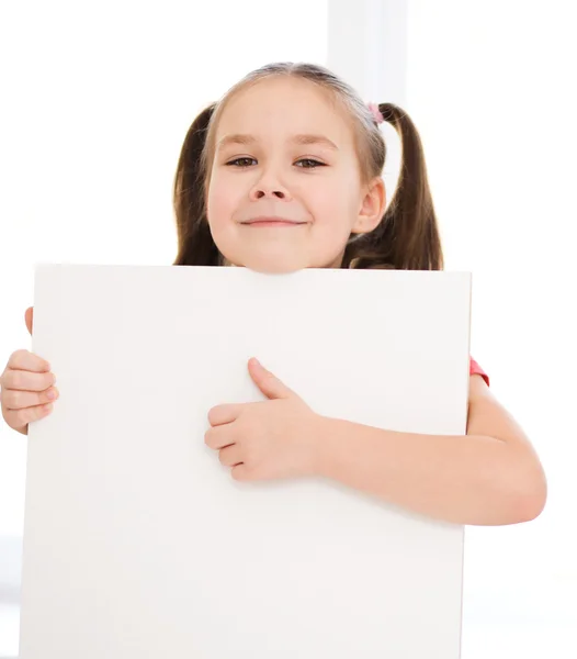 Menina bonito está segurando banner em branco — Fotografia de Stock