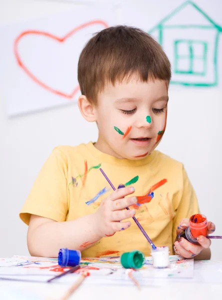 塗料と遊ぶかわいい少年のポートレート — ストック写真