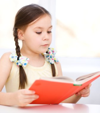 küçük kız bir kitap okuma