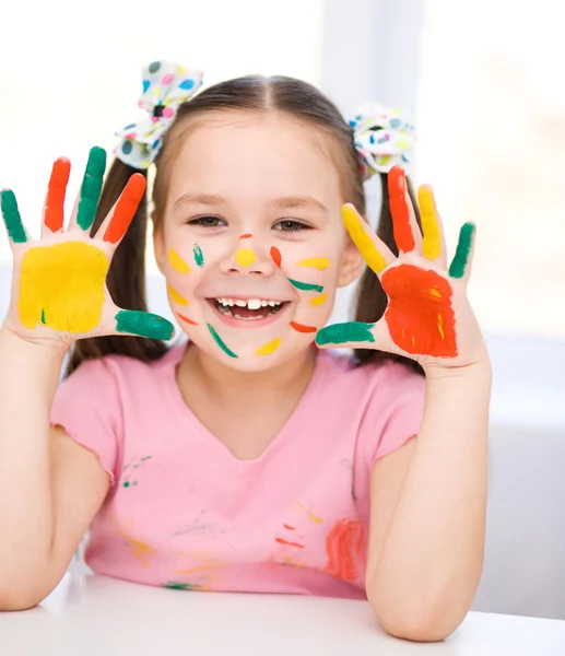 Porträt eines süßen Mädchens, das mit Farben spielt — Stockfoto