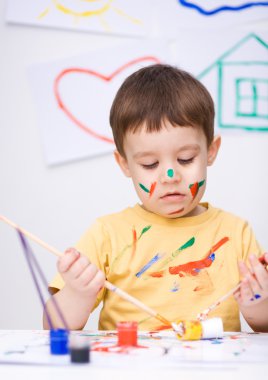 küçük çocuk boyalar ile oynuyor