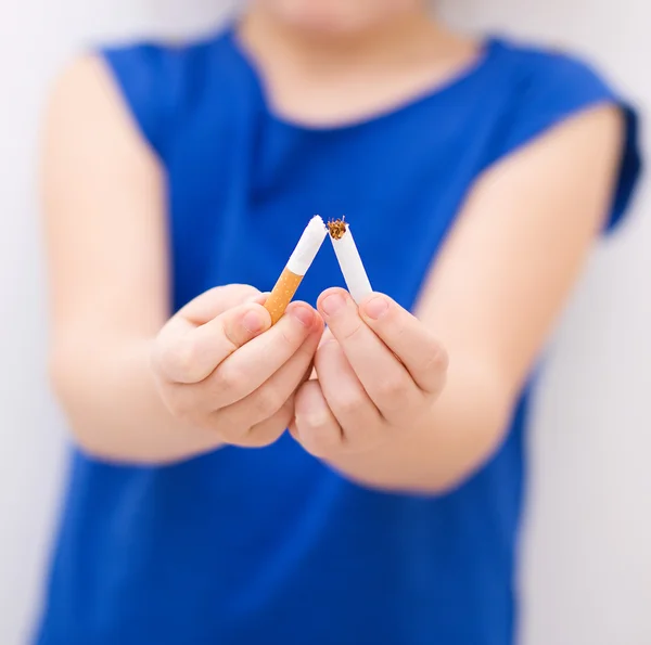 Young girl is breaking a cigarette — Stock Photo, Image