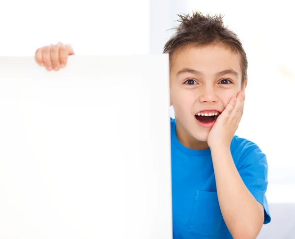 Rapaz bonito está segurando banner em branco — Fotografia de Stock