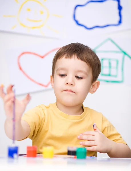 小さな男の子は塗料で遊んでいます。 — ストック写真