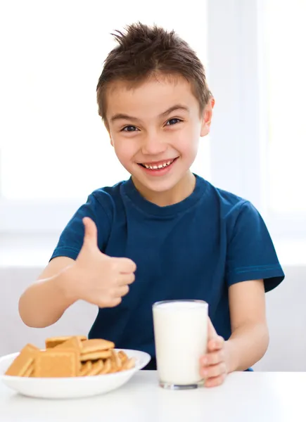 Søt liten gutt med et glass melk. – stockfoto