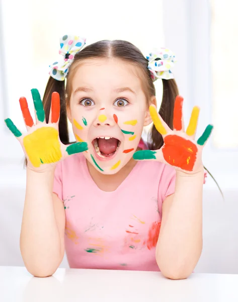 Retrato de uma menina bonita brincando com tintas — Fotografia de Stock