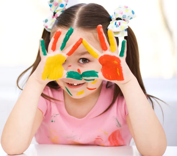 Retrato de uma menina bonita brincando com tintas — Fotografia de Stock