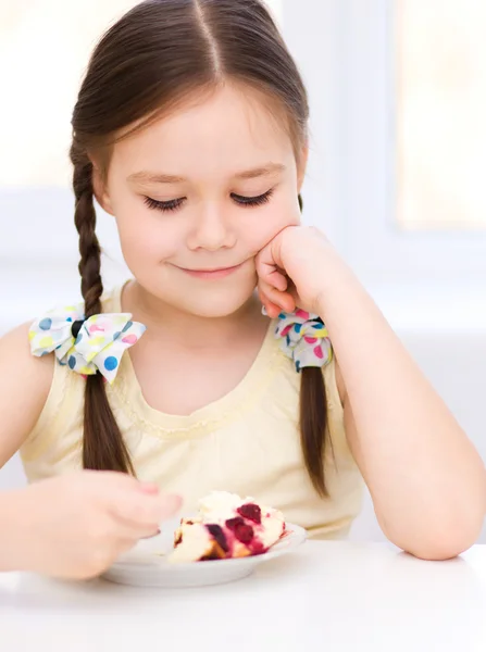 Klein meisje is het eten van ijs — Stockfoto