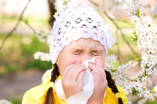 Portrait of a little girl is blowing her nose — Stock Photo, Image