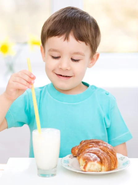 ミルクのガラスとかわいい男の子 — ストック写真