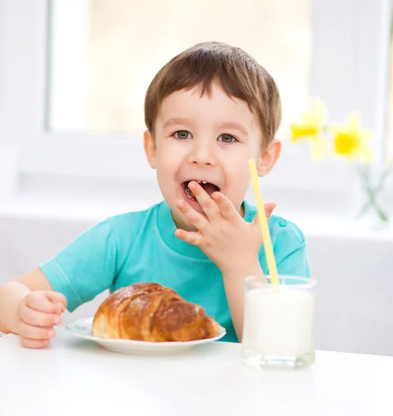 Băiețel drăguț cu un pahar de lapte — Fotografie, imagine de stoc