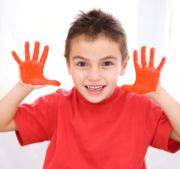 Porträt eines süßen Jungen, der mit Farben spielt — Stockfoto