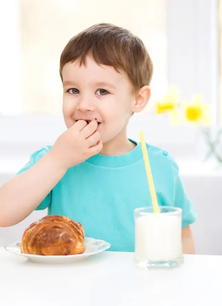 Ragazzino carino con un bicchiere di latte — Foto Stock