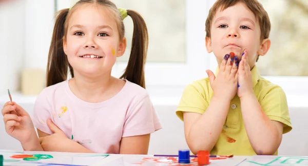 Kinder malen mit Farbe — Stockfoto