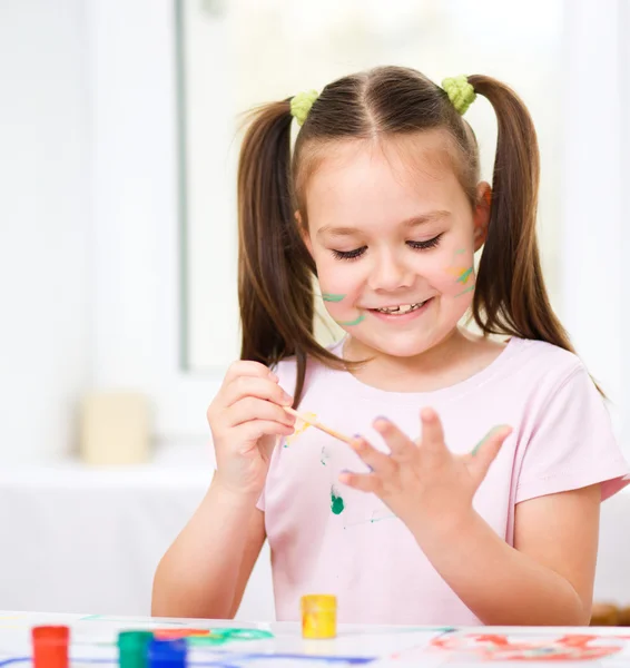 Porträt eines süßen Mädchens, das mit Farben spielt — Stockfoto