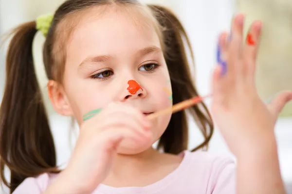 塗料と遊ぶかわいい女の子の肖像画 — ストック写真