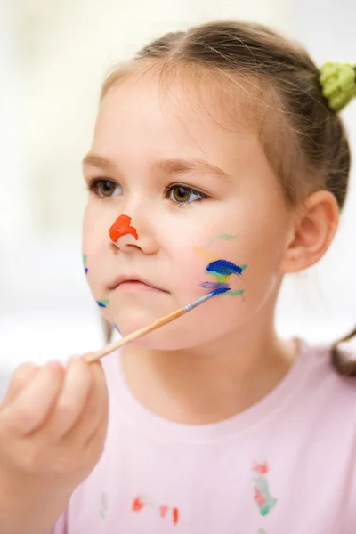 Portret van een schattig meisje spelen met verf — Stockfoto