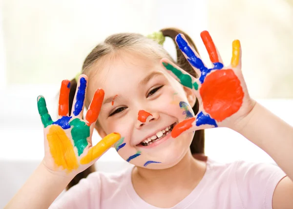 Retrato de uma menina bonita brincando com tintas — Fotografia de Stock