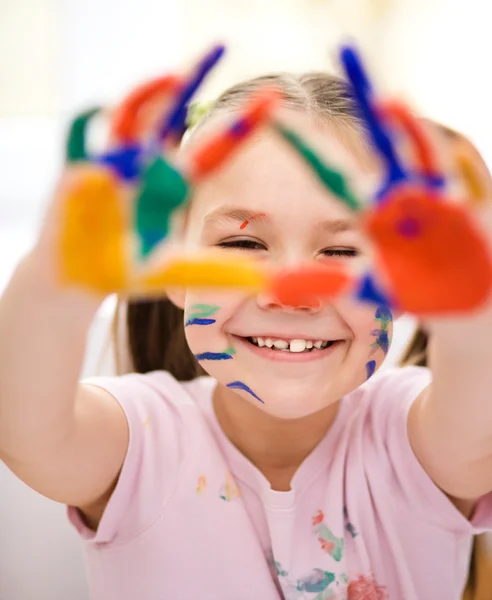 Porträt eines süßen Mädchens, das mit Farben spielt — Stockfoto