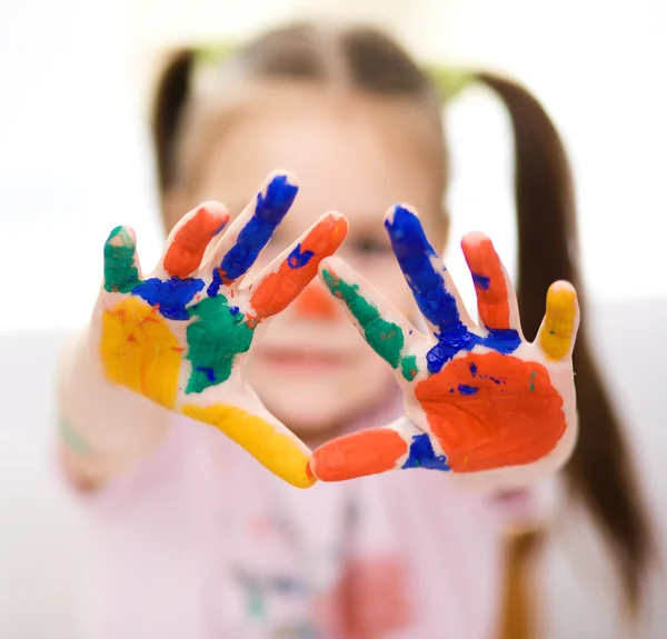 Porträt eines süßen Mädchens, das mit Farben spielt — Stockfoto