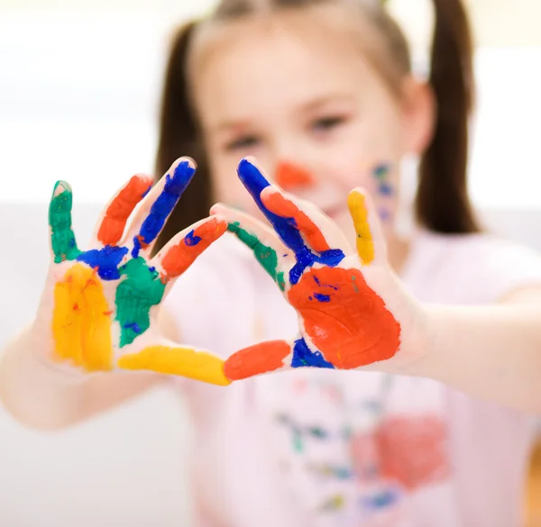 Retrato de uma menina bonita brincando com tintas — Fotografia de Stock