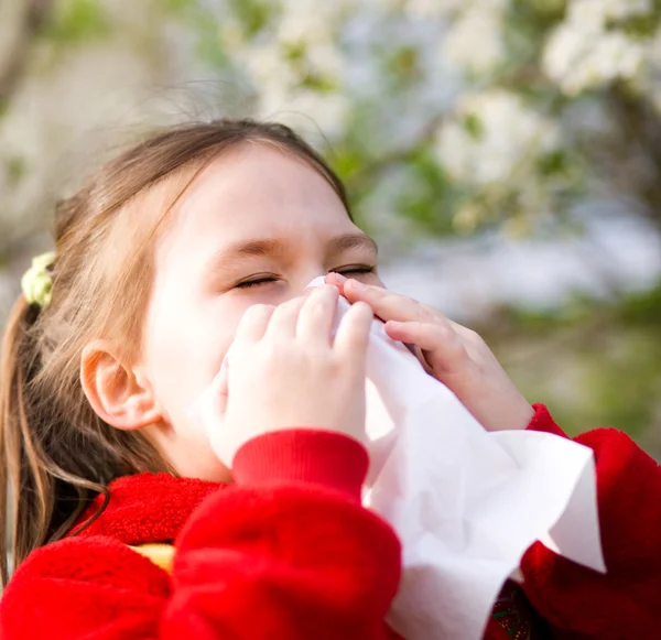 Portrait of a little girl is blowing her nose — Stock Photo, Image