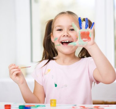 boyalar ile oynarken sevimli kız portresi