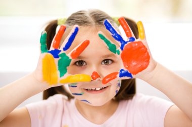 boyalar ile oynarken sevimli kız portresi