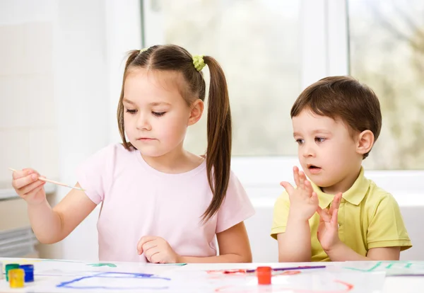 Дети рисуют краской — стоковое фото