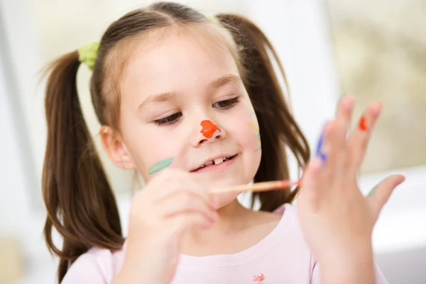 Portrait of a cute girl playing with paints — Stock Photo, Image