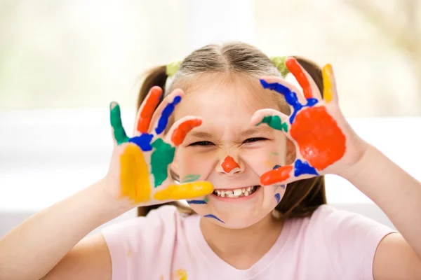 Retrato de uma menina bonita brincando com tintas — Fotografia de Stock