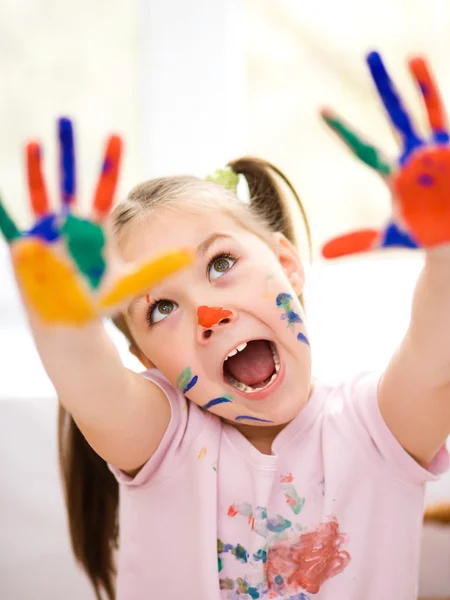 Retrato de uma menina bonita brincando com tintas — Fotografia de Stock