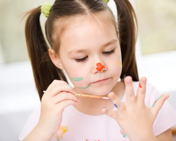 Porträt eines süßen Mädchens, das mit Farben spielt — Stockfoto