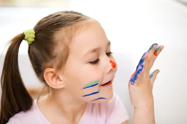 Portrait d'une jolie fille jouant avec des peintures — Photo