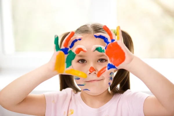 Retrato de uma menina bonita brincando com tintas — Fotografia de Stock