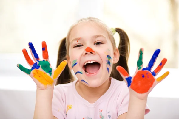 Retrato de uma menina bonita brincando com tintas — Fotografia de Stock